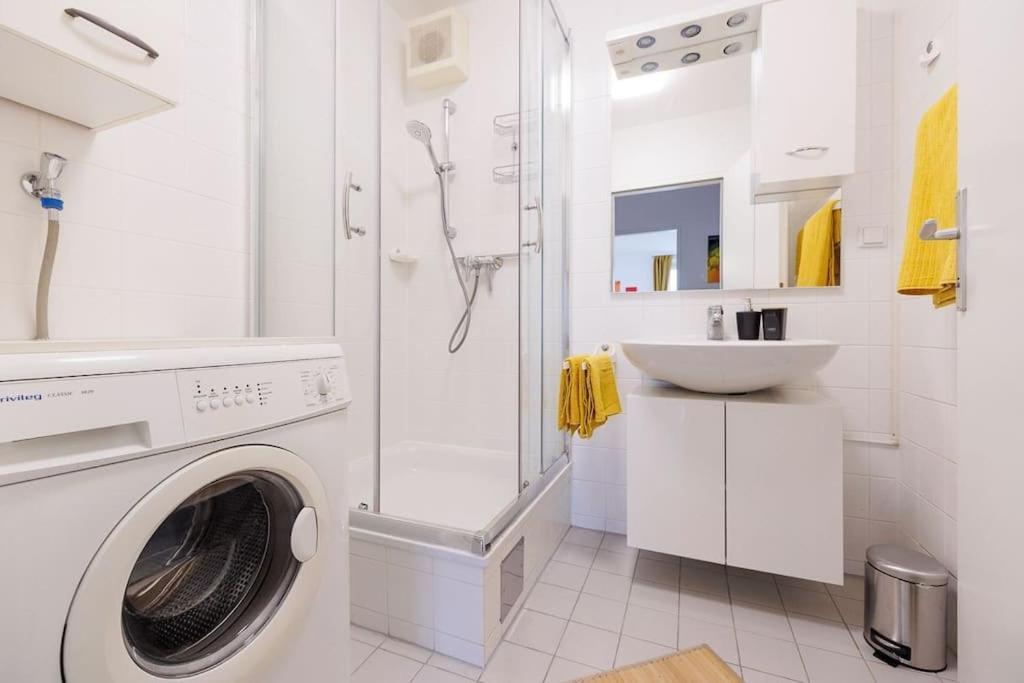 New! Cozy & Lovely Home In The 3Rd District Виена Екстериор снимка