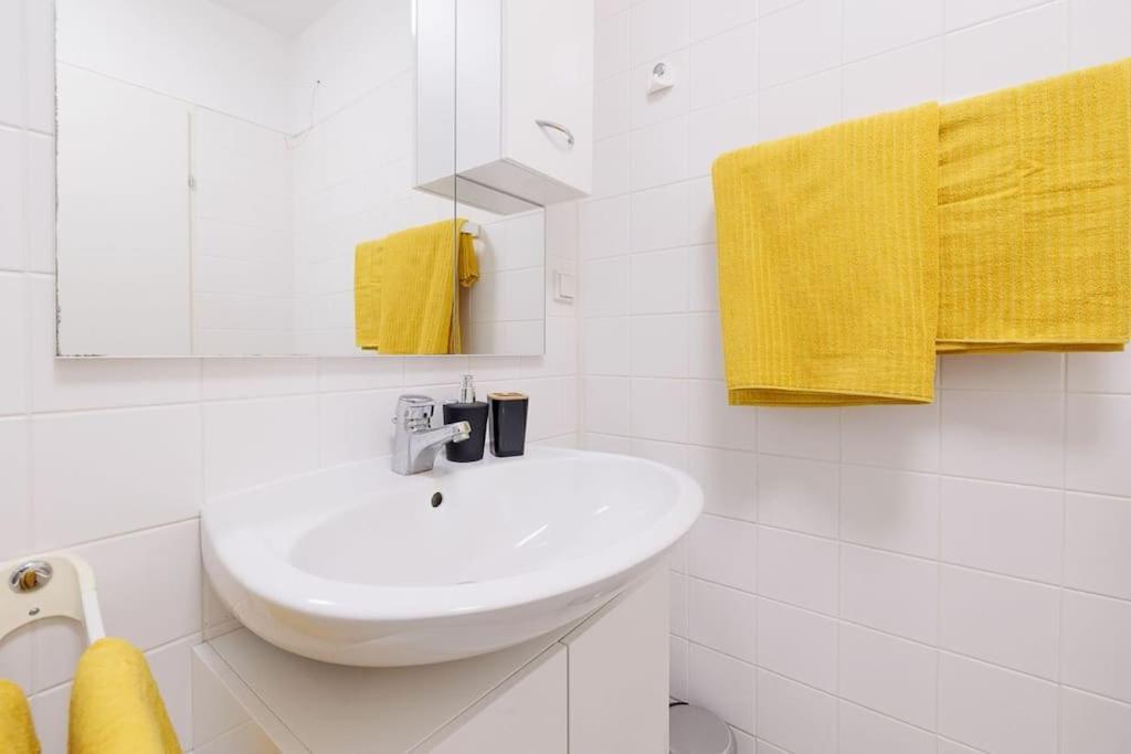New! Cozy & Lovely Home In The 3Rd District Виена Екстериор снимка