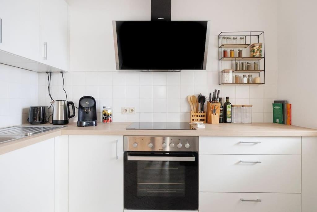 New! Cozy & Lovely Home In The 3Rd District Виена Екстериор снимка